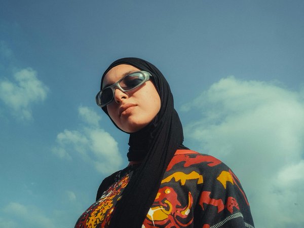 Comment porter des combinaisons en velours pour un look de soirée glamour?