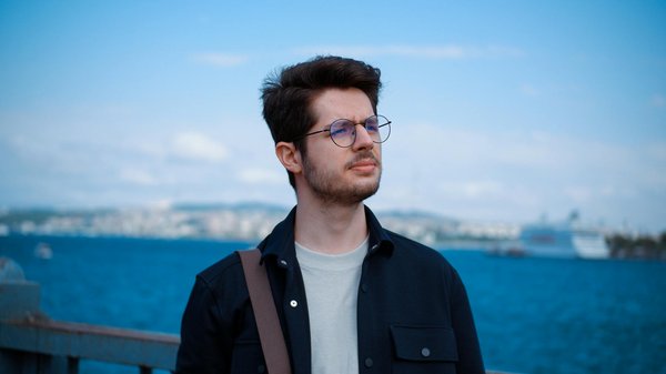 Quelle est la meilleure façon de combiner des lunettes de vue élégantes avec des tenues de bureau?